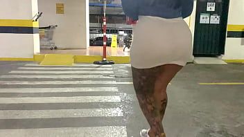 Play UNKNOWN WOMAN MASTURBATING UNTIL SQUIRT IN THE PARKING LOT