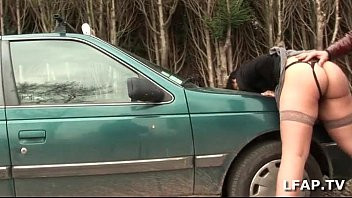 Play Bonne cochonne sodomisee sur le capot de la voiture avec Papy Voyeur