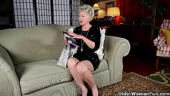 Play Mature mom can't resist her pantyhose fetish