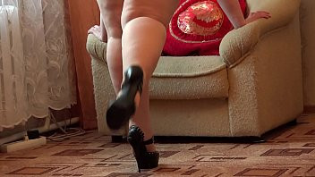 Play A fat girl in pantyhose and heels masturbates her pussy.