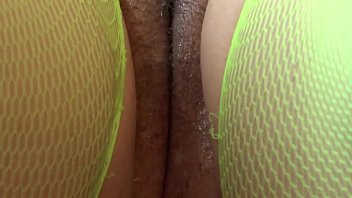 Play A fat girl in green pantyhose masturbates her pussy