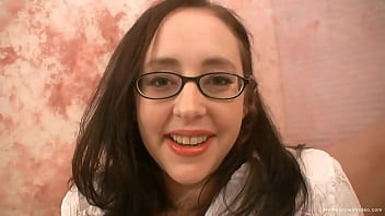 Play Amateur in pantyhose seduces and sucks her photographer