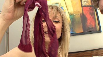 Play Busty cougar seduces in stockings and a garter
