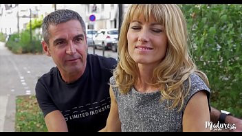 Play Naomi et Nico, les deux libertins fêtent leur anniversaire en gangbang