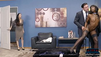 Play Black clothing store employee takes care of hard client