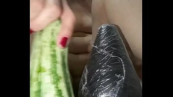 Play A vadia não se contenta só com b., adora arrebentar o rabo numa abobrinha grande e grossa até ficar com a borda do cu frouxa